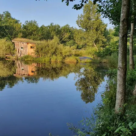Lyxtält En Bois Sur L'etang *